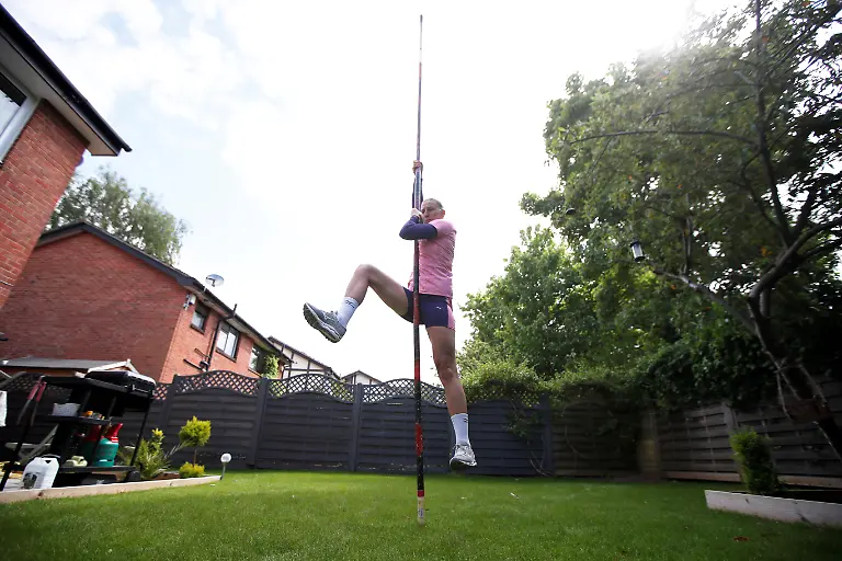 2020-05-13T000000Z-1911069194-RC2RNG9625B0-RTRMADP-3-HEALTH-CORONAVIRUS-BRITAIN-POLEVAULT