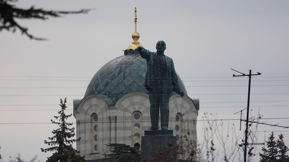 Authorities call for calm: Russian soldier opens fire in Crimea