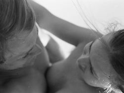 NUR FUeR FILMREZENSION Junges Paar Am Strand 1980er