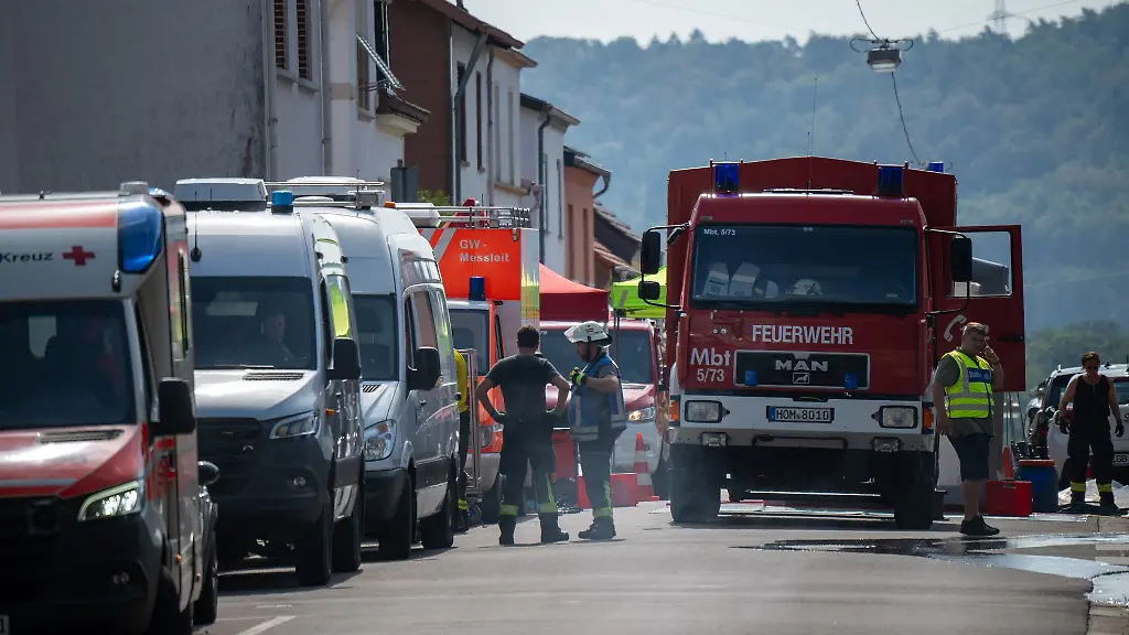 Die-Feuerwehr-ist-mit-zahlreichen-Kraeften-am-Einsatzort