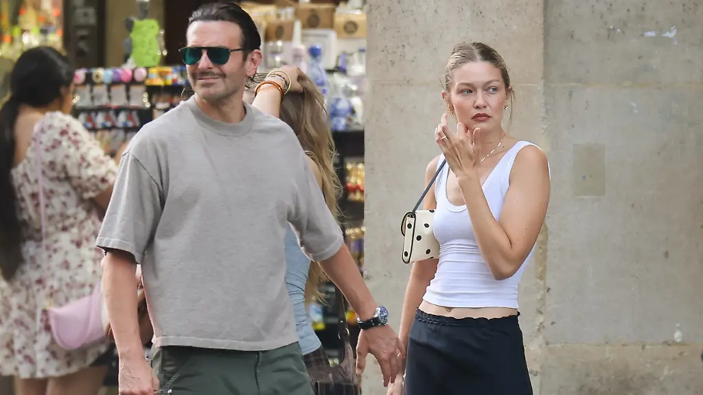 SONDERKONDITIONEN-MINDESTHONORAR-EXCLUSIVE-Paris-FRANCE-Bradley-Cooper-and-Gigi-Hadid-stepped-out-for-dinner-at-Loulou-in-Paris-enjoying-the-sunset-and-views-of-the-Eiffel-Tower-amid-rumors-of-a-budding-romance