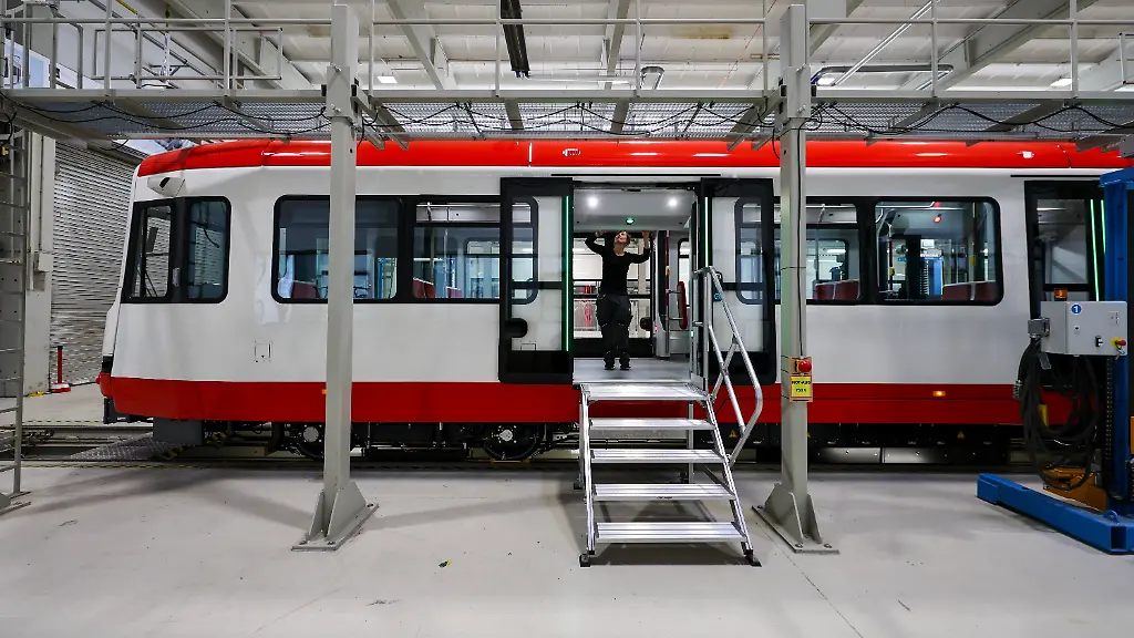 Eine-Mitarbeiterin-der-Heiterblick-GmbH-prueft-in-der-Montagehalle-eine-neue-Strassenbahn-des-Typen-Vamos-Dortmund-Insgesamt-34-dieser-Hochflurfahrzeuge-fuer-die-DSW21-Dortmunder-Stadtwerke-AG-entstehen-hier-Die-Produktion-bei-dem-Leipziger-Strassenbahnbauer-laeuft-im-Moment-wieder-an-Heiterblick-war-im-Fruehjahr-2025-in-die-Krise-geraten-und-hatte-ein-Sanierungsverfahren-in-Eigenverwaltung-durchlaufen-Nun-ist-die-Uebernahme-durch-den-polnischen-Schienenfahrzeughersteller-Pesa-durch-die-Glaeubiger-genehmigt-worden