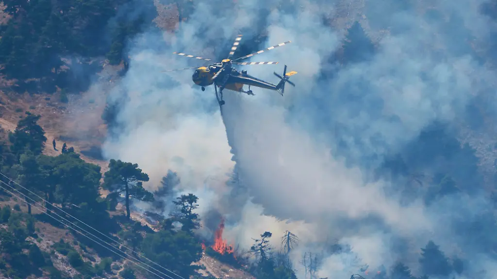 Ein-Loeschhubschrauber-wirft-Wasser-ueber-einen-Waldbrand-auf-dem-Berg-Kithairon-in-der-Naehe-von-Porto-Germeno-nordwestlich-von-Athen-ab-Die-Wald-und-Buschbraende-westlich-der-griechischen-Hauptstadt-sind-noch-nicht-unter-Kontrolle