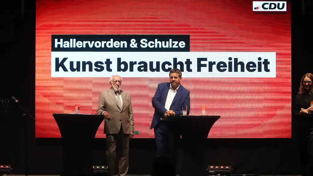 Dieter-Hallervorden-und-Sven-Schulze-beim-Auftakt-der-Gespraechsreihe-Kunst-braucht-Freiheit-im-Capitol-Halle-Saale-28-07-2026-Dieter-Hallervorden-and-Sven-Schulze-at-the-kickoff-of-the-Art-Needs-Freedom-lecture-series-at-the-Capitol-Halle-Saale-July-28-2026-Copyright-xAgenturxMatthiasxWehnertx-xM
