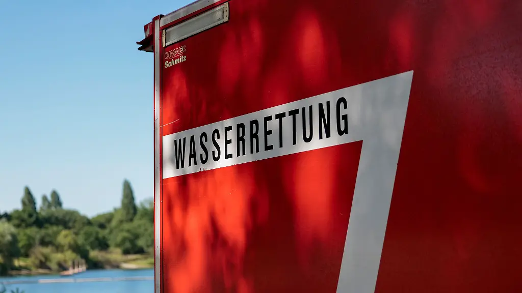 Einsatzkraefte-hatten-einen-leblosen-Mann-aus-der-Ruhr-in-Essen-gerettet-Er-starb-jedoch-im-Krankenhaus