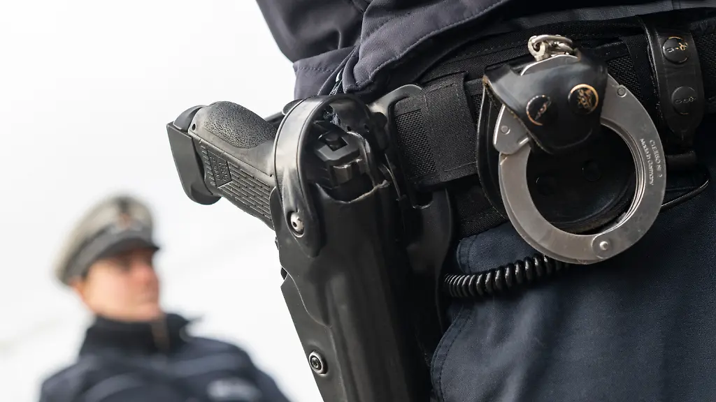 Ein-Polizist-und-eine-Polizistin-der-Polizei-Baden-Wuerttemberg-stehen-in-einem-Industriegebiet