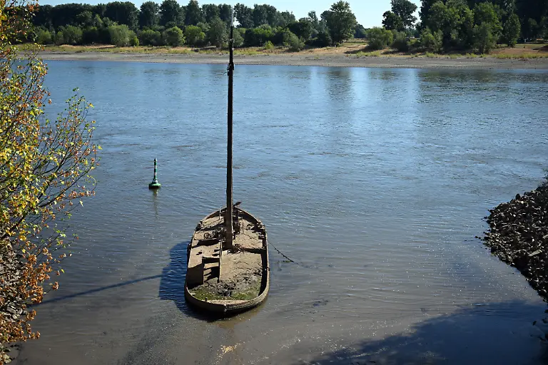 Ein-Schiffswrack-ist-am-Rhein-zu-sehen-Wegen-des-niedrigen-Wasserstands-ist-der-Aalschokker-an-der-Muendung-zum-Silberseee-wieder-zu-sehen-Durch-langanhaltende-Trockenheit-ist-der-Pegel-im-Rhein-sehr-niedrig-Auf-dem-vielbefahrenen-Rhein-wird-ein-historischer-Tiefstand-befuerchtet