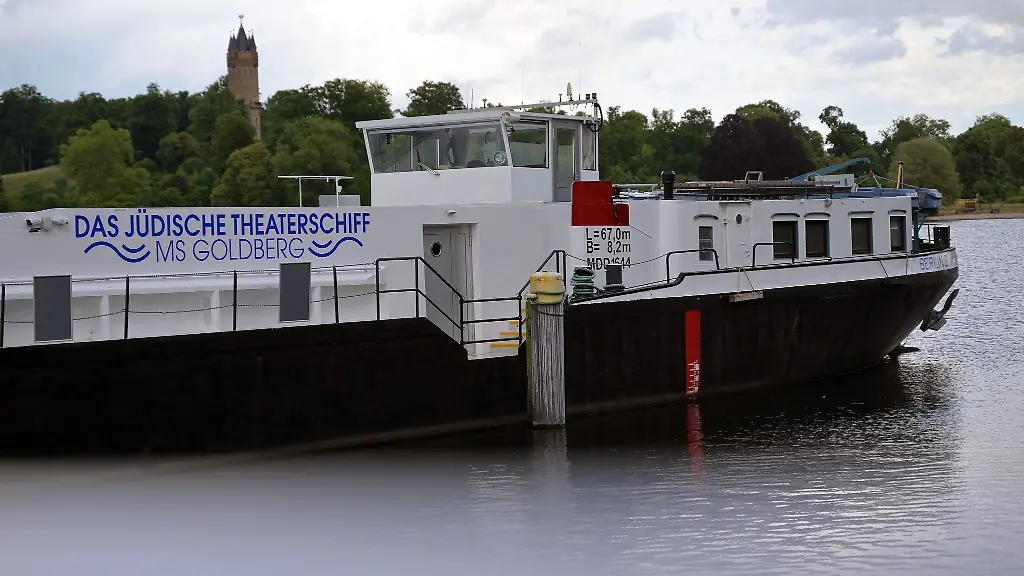 Das-Kulturschiff-MS-Goldberg-liegt-im-Hafen-an-der-Schiffbauergasse