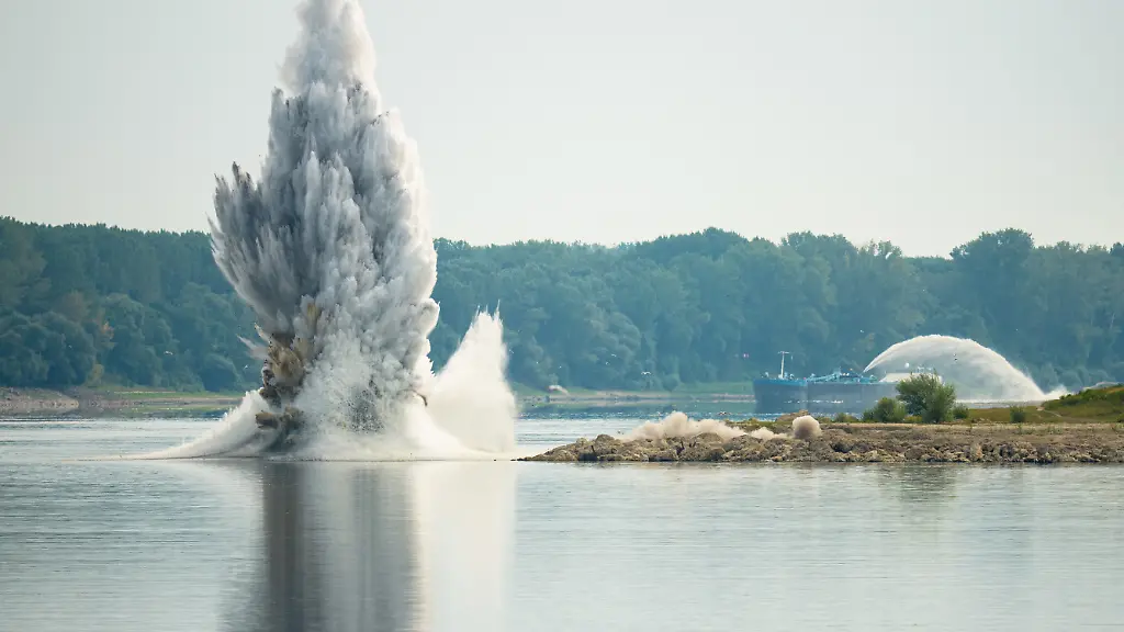 The-Romanian-Navy-detonates-underwater-explosives-during-a-controlled-demolition-of-submerged-rocks-to-improve-water-flow-to-the-Cernavoda-Nuclear-Power-Plant-amid-exceptionally-low-water-levels-on-the-Danube-River-in-Izvoarele-Romania-Monday-Aug-3-2026