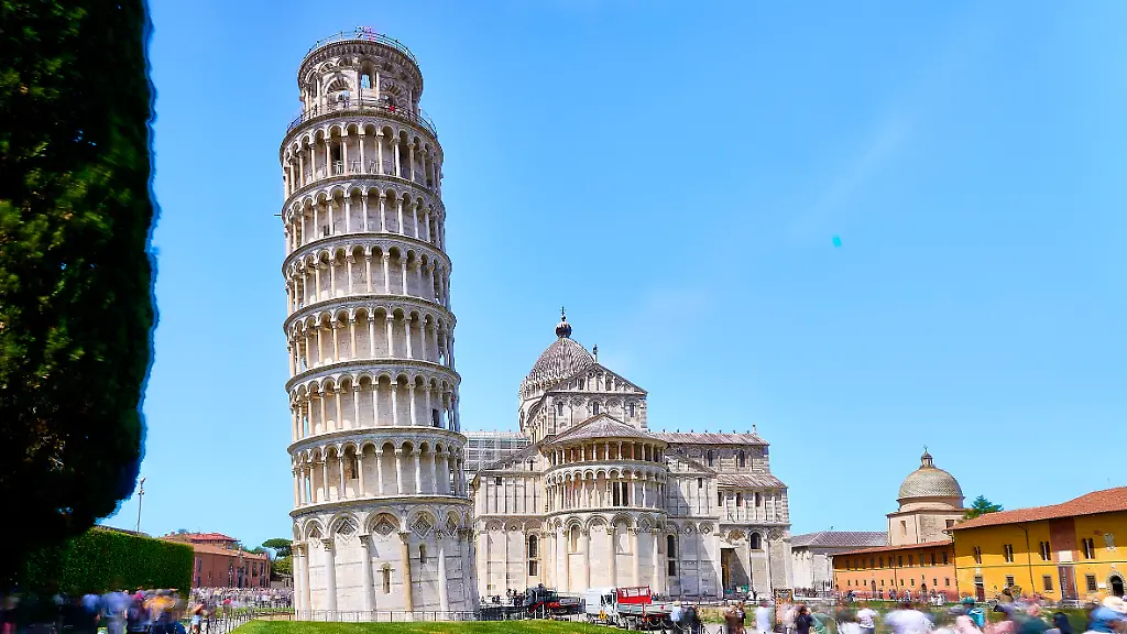 Der-Schiefe-Turm-von-Pisa-ist-das-wohl-bekannteste-geneigte-Gebaeude-der-Welt-Pisa-12-05