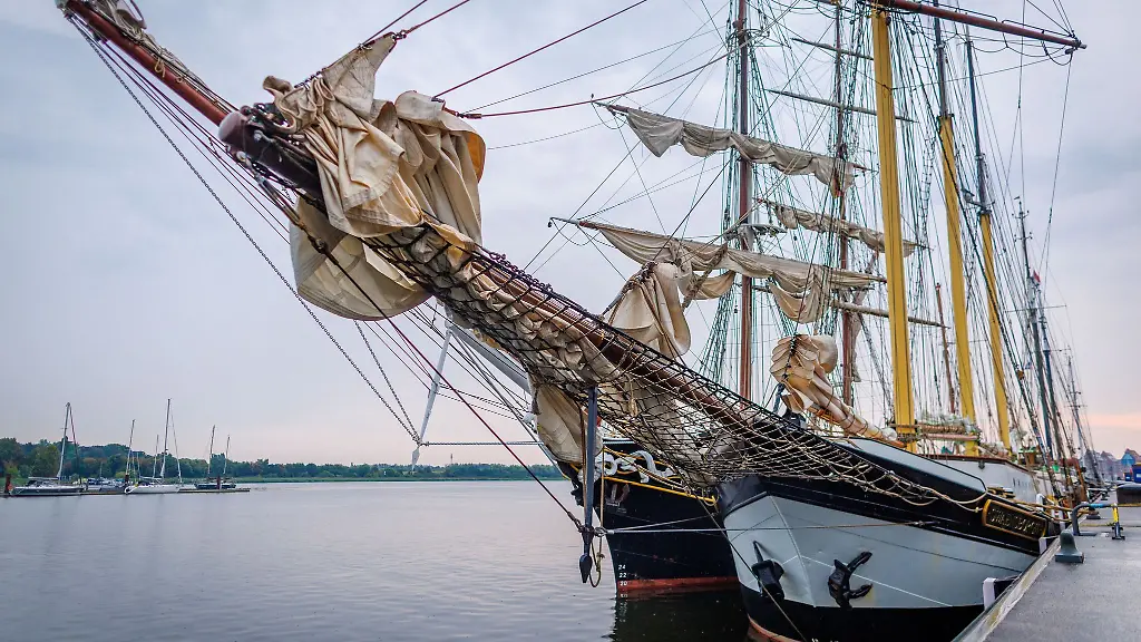Erste-Traditionssegler-liegen-vor-Beginn-der-35-Hanse-Sail-im-Stadthafen
