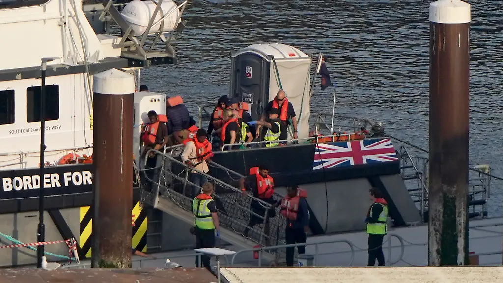 Eine-Gruppe-von-Personen-bei-denen-es-sich-vermutlich-um-Migranten-handelt-wird-nach-einem-Vorfall-mit-einem-kleinen-Boot-im-Aermelkanal-von-einem-Schiff-des-Border-Security-Command-auf-das-Gelaende-des-Border-Security-Command-in-Dover-Kent-gebracht