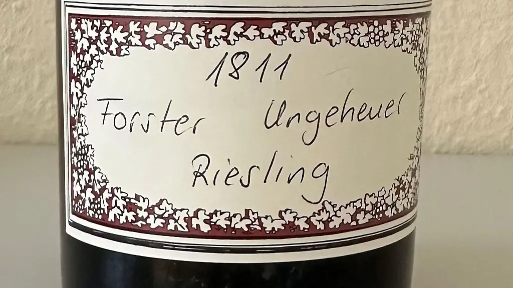 Die-Flasche-lagerte-mehr-als-200-Jahre-im-historischen-Gewoelbekeller-des-Weinguts-in-Deidesheim