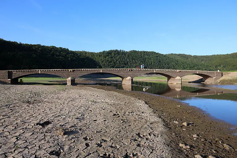 Die-Aseler-Bruecke-Sie-ist-nur-bei-Niedrigwasser-als-Teil-des-sogenannten-Edersee-Atlantis-zu-sehen-Der-Wasserinhalt-ist-auf-unter-40-Millionen-Kubikmeter-gesunken-Das-normale-Fuellvolumen-des-Sees-betraegt-aber-fast-200-Millionen-Kubikmeter