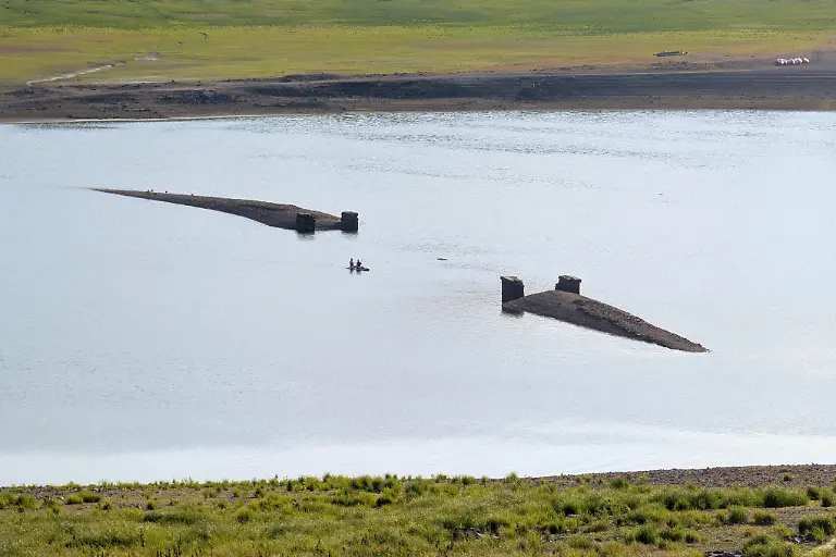 Die-Bruecke-Alt-Bringhausen-ragt-aus-dem-Edersee-Sie-taucht-nur-bei-Niedrigwasser-als-Teil-des-sogenannten-Edersee-Atlantis-auf-Der-Wasserinhalt-ist-auf-unter-40-Millionen-Kubikmeter-gesunken