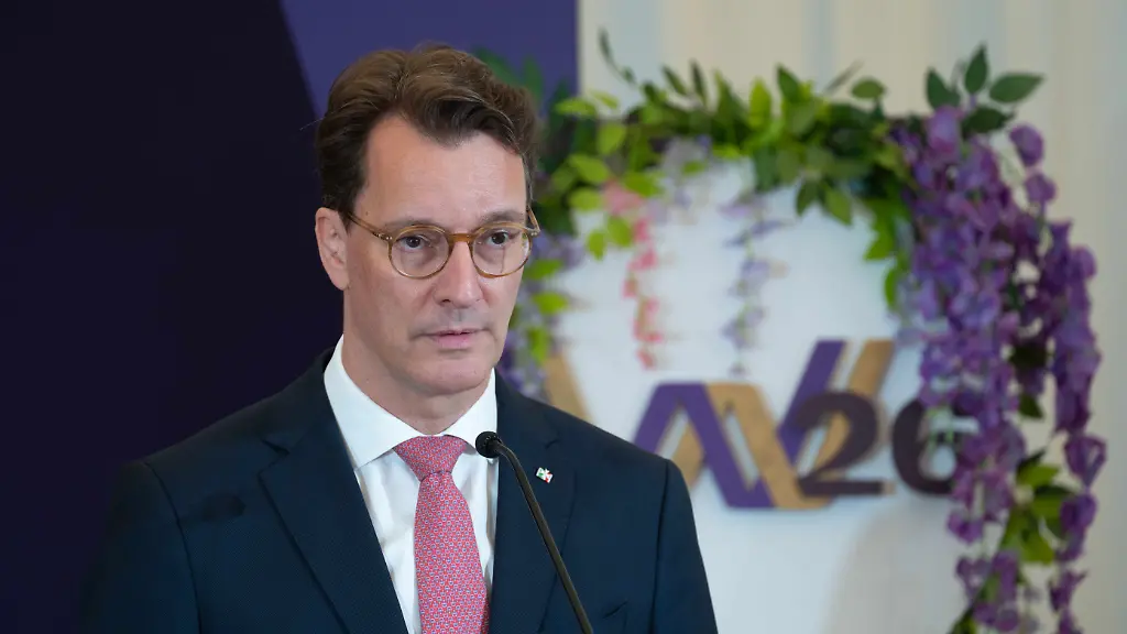 Hendrik-WUEST-W-st-CDU-Ministerpraesident-des-Landes-Nordrhein-Westfalen-bei-seiner-Rede-Pressekonferenz-vor-den-FEI-World-Championships-2026-in-Aachen-Weltmeisterschaft-Reiten-Reitsport-in-der-NRW-Staatskanzlei-in-Duesseldorf-27-07