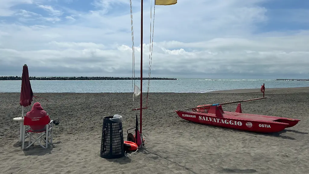 Ein-Bademeister-an-einem-italienischen-Strand