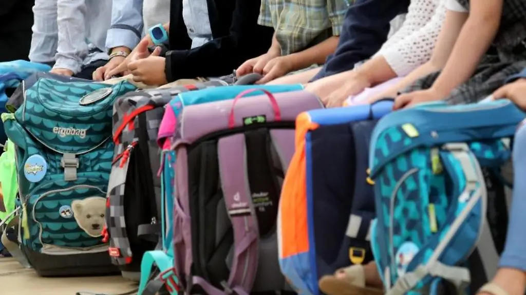 Kinder-warten-auf-den-Beginn-der-feierlichen-Einschulung-an-einer-Grundschule