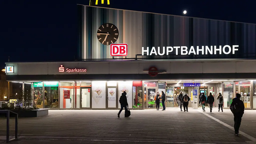 Eine-Ausstellung-zu-Deportationen-in-der-NS-Zeit-wurde-im-Juni-im-Hauptbahnhof-in-Cottbus-eroeffnet-Ein-Monitor-wurde-laut-Menschenrechtszentrum-zerstoert