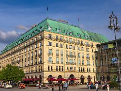 "Frei und aus eigenen Stücken": Berliner Luxushotel "Adlon" steht zum Verkauf