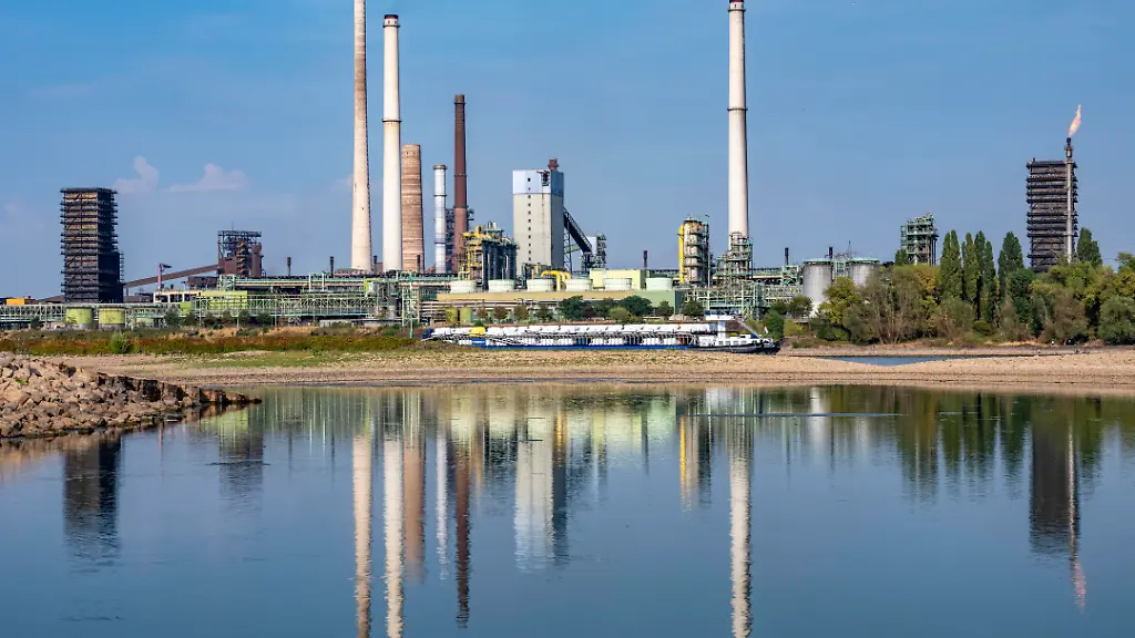 Extremes-Niedrigwasser-hier-beim-Thyssenkrupp-Steel-Stahlwerk-in-Duisburg-Marxloh-durch-den-niedrigen-Rheinpegel-haben-sich-Sandbaenke-gebildet-Frachter-koennen-nur-mit-reduzierter-Ladung-fahren-das-TKS-Stahlwerk-hat-seine-Produktion-verringert-da-nicht-mehr-genug-Rohstoffe-fuer-die-Stahlindustrie-geliefert-werden-koennen-Rheinpegel-DU-Ruhrort-bei-149-cm-tiefster-jemals-gemessener-Pegel-Tendenz-fallend-Duisburg-NRW-Deutschland