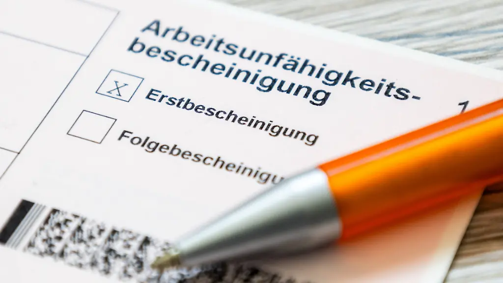 Nahaufnahme-einer-Arbeitsunfaehigkeitsbescheinigung-Close-up-of-a-certificate-of-incapacity-for-work-Copyright-xUdoxHerrmannx
