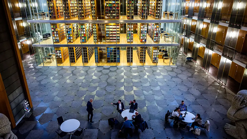 Richter-des-Oberverwaltungsgerichts-fuer-das-Land-NRW-in-Muenster-hier-das-Foyer-und-die-Bibliothek-entscheiden-ueber-einen-Eilantrag-der-rechtsextremen-Partei-Die-Heimat