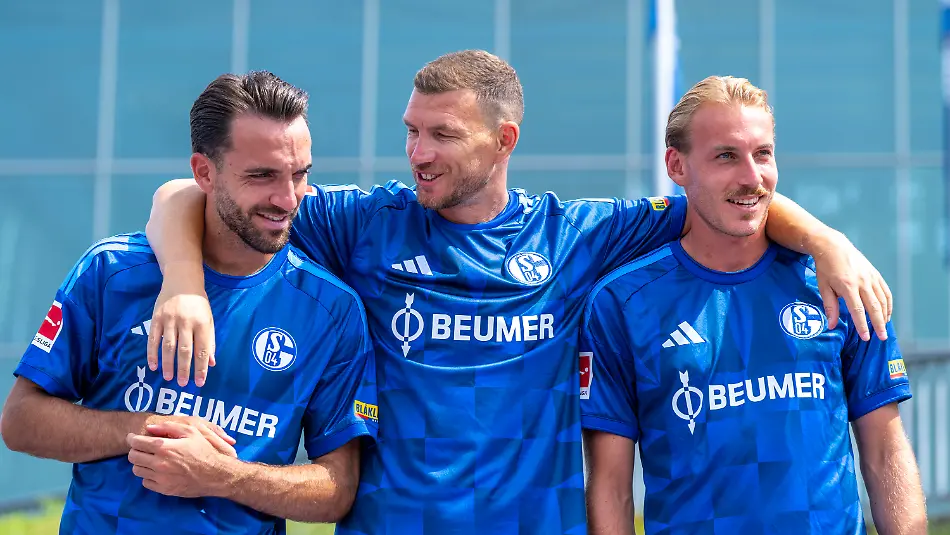 03-08-2026-Nordrhein-Westfalen-Gelsenkirchen-Fussball-Bundesliga-Saison-2026-27-Fototermin-beim-FC-Schalke-04-Kenan-Karaman-l-r-Edin-Dzeko-und-Timo-Becker-stehen-zusammen