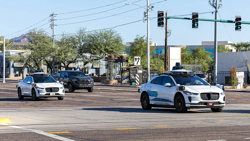 Phoenix-USA-9-November-2025-Waymo-selbstfahrende-autonome-Fahrzeuge-fahrerlose-Autos-von-Google-und-Jaguar-Robotaxi-in-Phoenix-USA