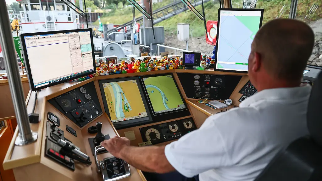 Der-Kapitaen-der-MS-Gereon-verlaesst-mit-dem-Messschiff-in-Koeln-den-Muelheimer-Hafen