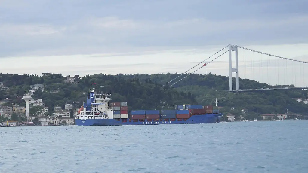 Grosse-kommerzielle-Frachtschiffe-durchqueren-den-Bosporus-auf-ihrem-Weg-zur-Strasse-von-Hormuz-Schliessung-der-Strasse-von-Hormus-Frachtschiffe-in-der-Strasse-von-Hormus-im-Visier-Tuerkei-08