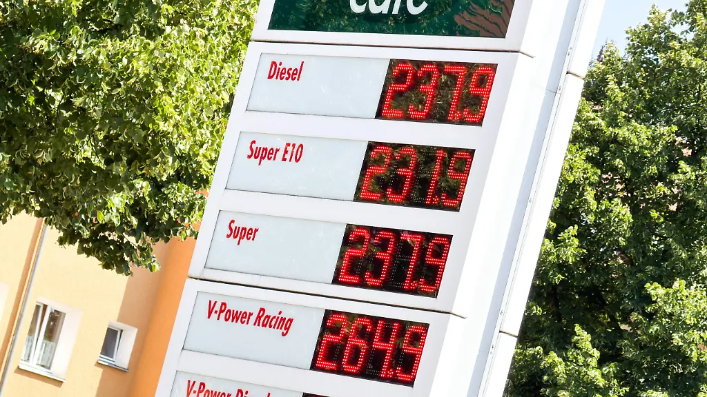 Symbolfoto-und-Themenfoto-hoher-Benzinpreis-und-Spritpreis-hier-an-einer-Tankstelle-in-Koeln-kurz-nach-12-Uhr-am-Samstag-nachmittag-die-Bezinpreise-sind-nach-dem-erneuten-Konflikt-im-Nahen-Osten-wieder-signikikant-angestiegen-25-07