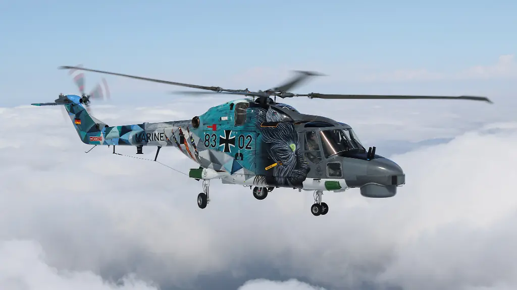 Ein-Sea-Lynx-Mk88A-Bordhubschrauber-der-Deutschen-Marine-bei-einem-Uebungsflug-ueber-der-Nordseekueste-Der-Helikopter-des-Marinefliegergeschwaders-5-aus-Nordholz-ist-mit-einer-Sonderlackierung-Navytiger-versehen-Das-Farbschema-wurde-aus-Anlass-des-NATO-Tiger-Meets-2024-entworfen