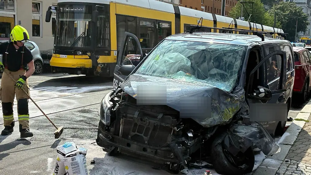 Die-Strasse-wurde-nach-dem-Unfall-voll-gesperrt