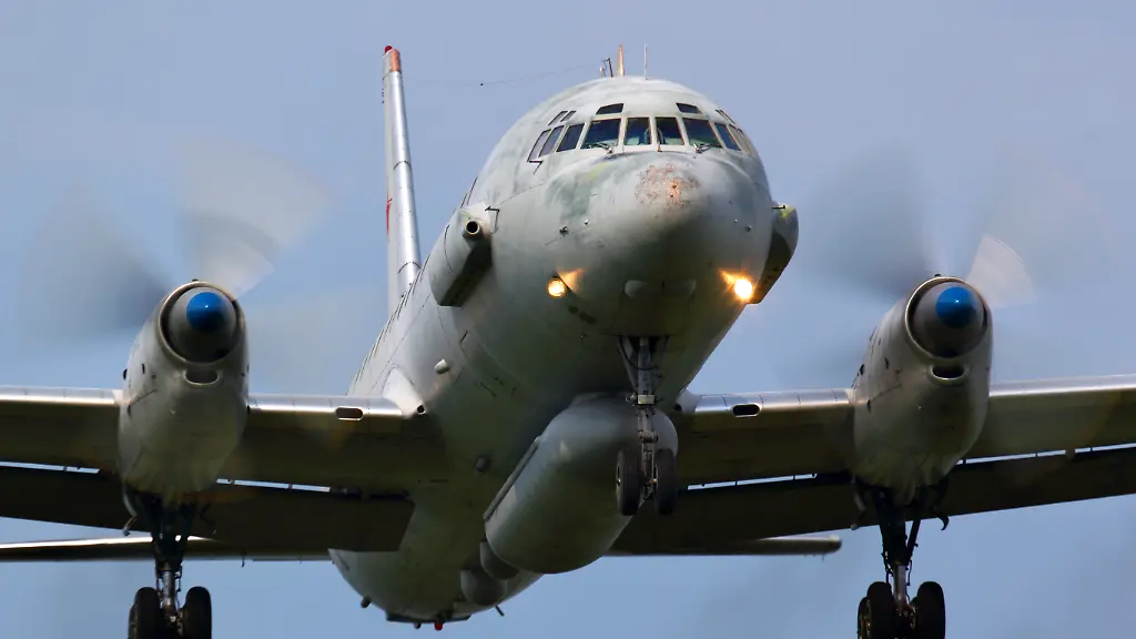Ilyushin-IL-20-of-russian-air-force-landing-at-Kubinka-air-force-base-Kubinka-Moscow-Region-Russia-June-3-2011-Ilyushin-IL-20-of-russian-air-force-landing-at-Kubinka-air-force-base