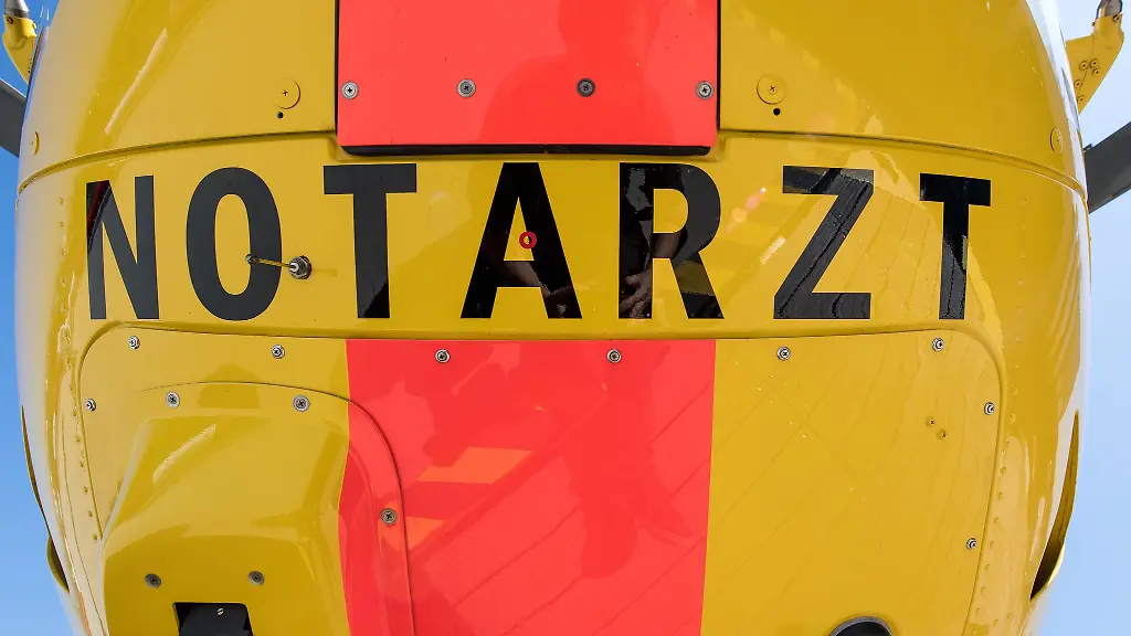 Ein-Rettungshubschrauber-brachte-den-46-Jahre-alten-E-Scooter-Fahrer-in-ein-Krankenhaus