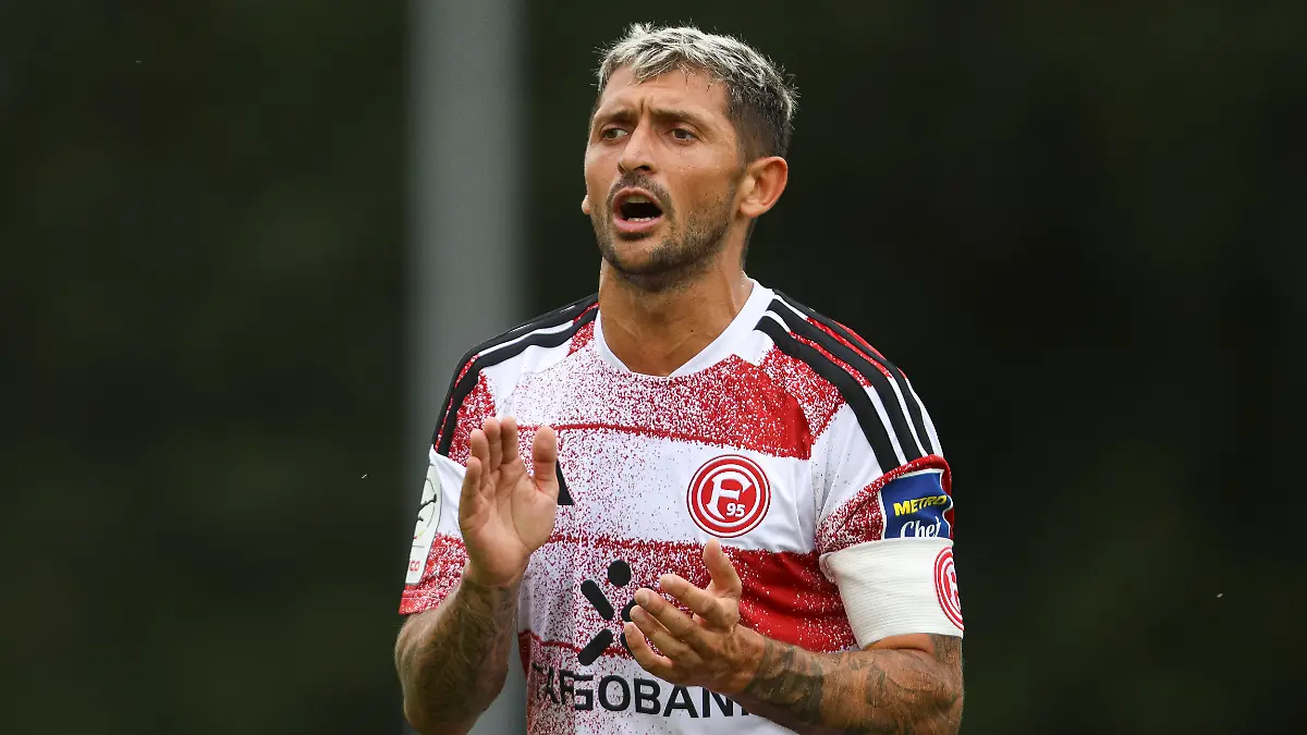 Matthias-Zimmermann-Fortuna-Duesseldorf-gestikuliert-Gestik-waehrend-des-Testspiels-zwischen-SC-St-Toenis-und-Fortuna-Duesseldorf-Yayla-Sportpark-am-08-July-2026-in-Toenisvorst-Deutschland-Foto-von-Oliver-Kaelke-DeFodi-Images-Matthias-Zimmermann-Fortuna-Duesseldorf-gestures-during-the-friendly-match-between-SC-St-Toenis-and-Fortuna-Duesseldorf-at-Yayla-Sportpark-on-July-8-2026-in-Toenisvorst-Germany-Photo-by-Oliver-Kaelke-DeFodi-Images-Photo-by-Oliver-Kaelke-DeFodi-Images-Matthias-Zimmermann-of-Fortuna-Duesseldorf-gestures-during-the-friendly-match-between-SC-St-Toenis-and-Fortuna-Duesseldorf-Yayla-Sportpark-on-July-8-2026-in-Toenisvorst-Germany-Photo-by-Oliver-Kaelke-DeFodi-Images-Matthias-Zimmermann-of-Fortuna-Duesseldorf-gestures-during-the-friendly-match-between-SC-St