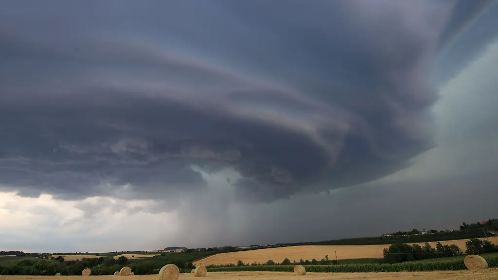 Der-Wetterdienst-gab-eine-erneute-Unwetterwarnung-fuer-Baden-Wuerttemberg-hinaus-Archivbild