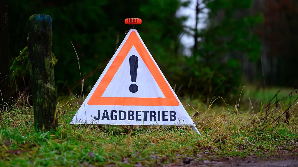 Ein-Jaeger-steht-nach-einem-mutmasslichen-Jagdunfall-in-Cloppenburg-vor-Gericht