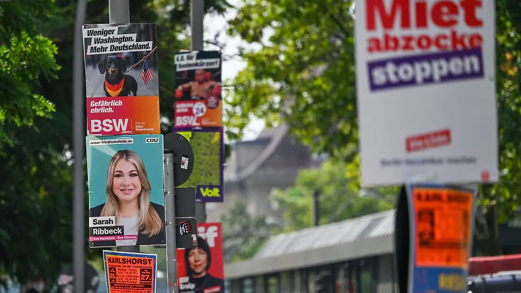 In-Berlin-haengen-seit-Sonntag-tausende-von-Wahlplakaten-an-den-Laternenmasten
