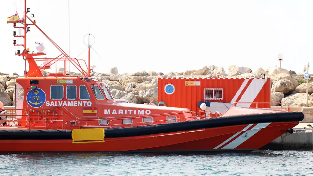 30-05-2008-Portals-Nous-Mallorca-Spanien-Festgemachtes-Rettungsschiff-der-Spanischen-Seenotrettung-an-der-Mole-des-Luxushafens-Port-de-Portals-Aufschrift-aussen-Aussenansicht-Aussenaufnahme-Balearische-Inseln-Boot-Emblem-Europa-Hafen-Jachthafen-Kueste-Liegeplatz-Logo-Mallorca-Marina-Mittelmeer-Port-de-Portals-Portals-Nous-Rettungsschiff-Salvamento-Maritimo-SaSeMar-Schiff-Schrift-Schriftzug-Sea-Rescue-Sociedad-Estatal-de-Salvamento-y-Seguridad-Maritima-Spanien-spanisch-Spanische-Seenotrettung-Sportboothafen-Sporthafen-Wappen-Yachthafen-QF-Kueste-0TK080530D043CARO