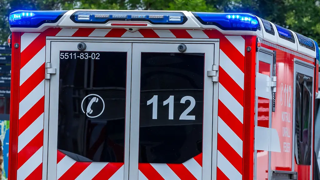 Beim-Ueberholen-stoesst-ein-Autofahrer-mit-einem-entgegenkommenden-Motorrad-zusammen