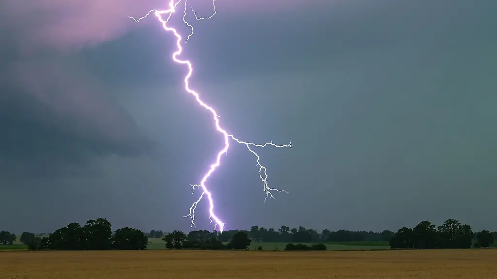 Eine-Gewitterzelle-zieht-am-Abend-ueber-Teile-von-Mittelhessen-hinweg