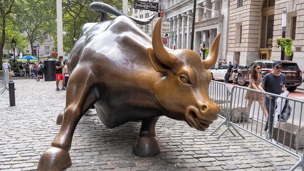 September-13-2022-New-York-United-States-The-Charging-Bull-Wall-Street-Bull-in-the-financial-district-seen-in-New-York-City-U-S-stocks-fell-sharply-Tuesday-after-a-key-August-inflation-report-came-in-hotter-than-expected-hurting-investor-optimism-for-cooling-prices-and-a-less-aggressive-Federal-Reserve-Dow-tumbles-1-200-points-for-worst-day-since-June-2020-after-hot-inflation-report