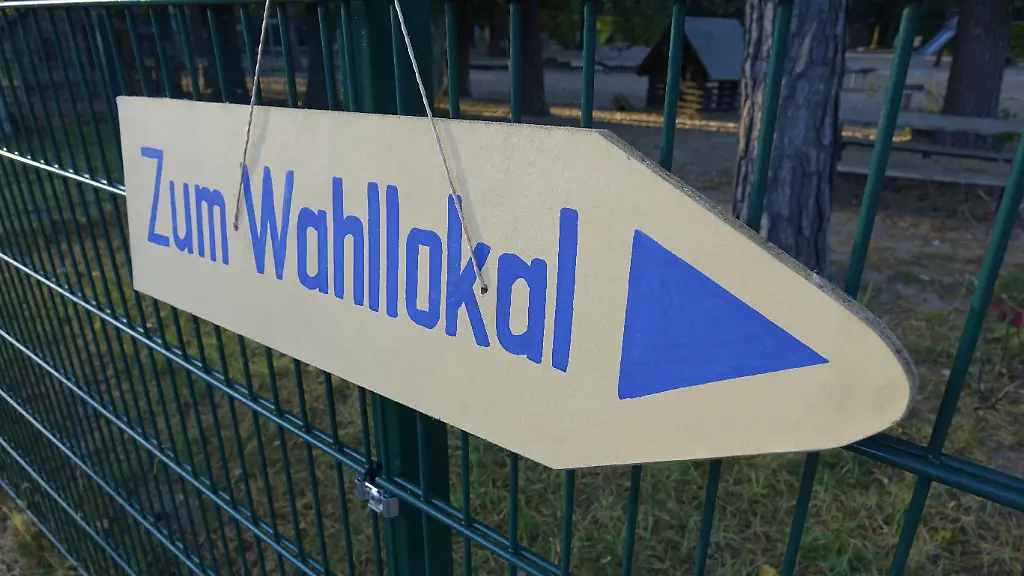 26-09-2021-Borkwalde-Brandenburg-Ein-Wegweiser-zeigt-den-Weg-zum-Wahllokal