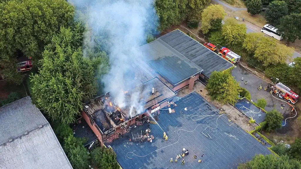 Feuerwehrleute-loeschen-die-Flammen