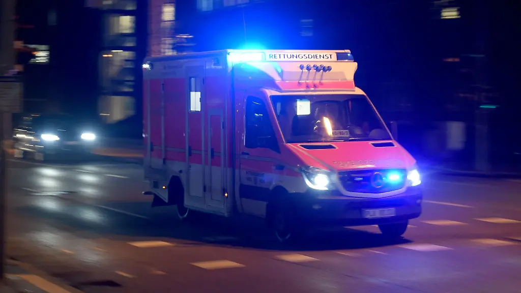 Sanitaeter-bringen-die-Frau-in-eine-Klinik