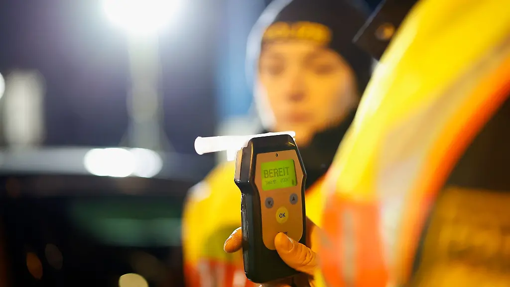 Die-Polizisten-fuehren-bei-dem-Traktorfahrer-einen-Alkoholtest-durch