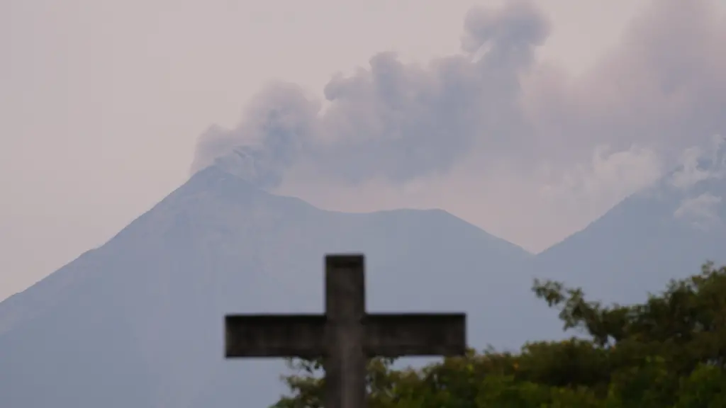 Aschewolken-steigen-aus-dem-Krater-des-Feuervulkans-Volcan-de-Fuego-auf