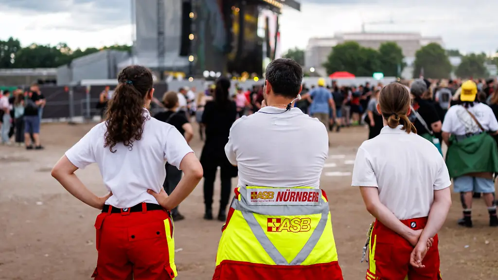 Rettungssanitaeter-vom-ASB-Arbeiter-Samariter-Bund-stehen-in-Bereitschaft-am-Rande-eines-Konzerts